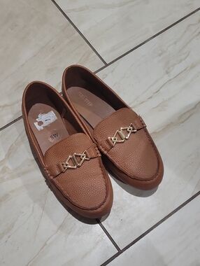 Women's Tan Pebbled Loafer with Gold Chain Accent